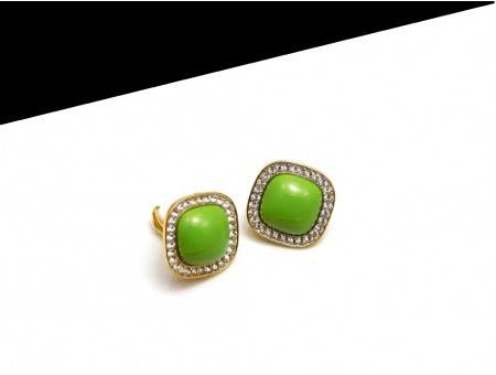 Cercei clips patrati verde deschis pe suport auriu cu microcristale albe